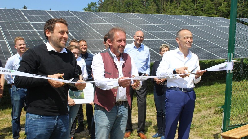 Andreas Ditzig (v.l.) von der Firma Greenovative, Richard Gruber, Bürgermeister von Geiersthal, und Johann Kraus, Betreiber, eröffneten feierlich die neue Photovoltaik-Freiflächenanlage.