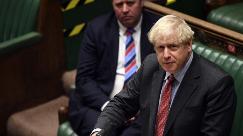 Großbritanniens Premierminister Boris Johnson (r.) hat die Briten gewarnt, dass sie nicht damit rechnen sollten, für mindestens sechs Monate ein normales Sozial- oder Berufsleben führen zu können.