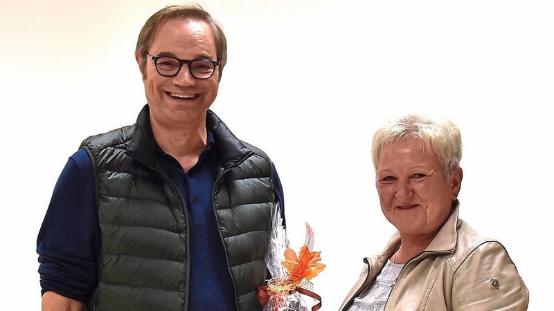 Olga Wanninger (rechts) bedankte sich bei Dr. Wolfgang Holzschuh für seinen Vortrag zum Thema "Trauer ist verletzte Liebe - Umgang mit der Trauer".