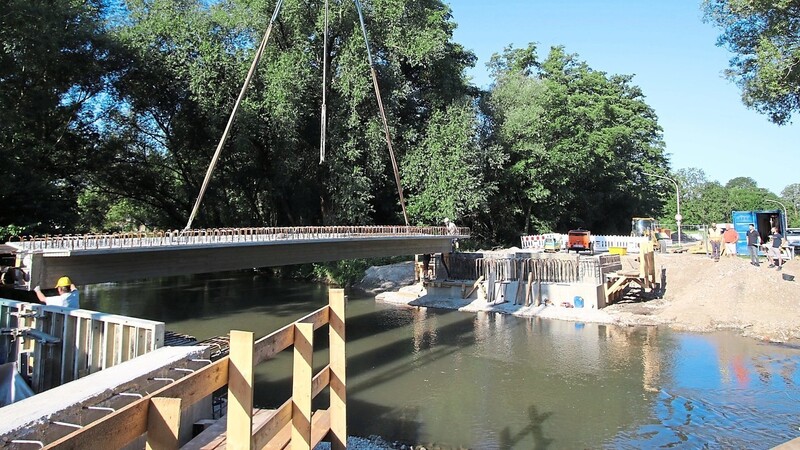 Am Mittwoch wurden die Fertigteilelemente der Laberbrücke in Pilling eingehoben. Bürgermeister Hubert Ammer (Zweiter von links) und Projektleiter Pelikan bestätigten, dass der Zeitplan der Fertigstellung bis Mitte September eingehalten werde.