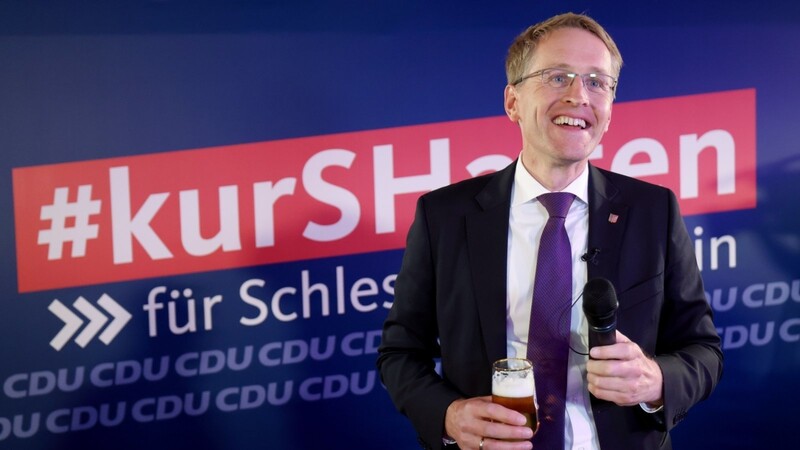 Daniel Günther feiert in Kiel seinen Wahlsieg.