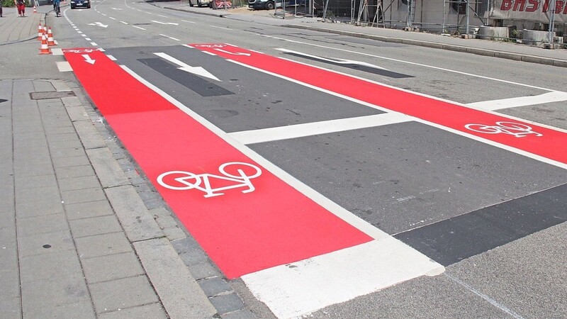 So sehen die rot markierten Aufstellflächen für Fahrradfahrer bei der Persiluhr-Kreuzung aus. Radfahrer sollen bis zur weißen Haltelinie fahren, damit sie vor den wartenden Autos stehen und besser gesehen werden.