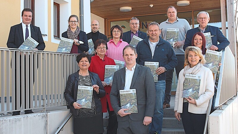 Die ILE Vorderer Bayerischer Wald präsentierte die neue Broschüre "Verschnaufpause". Dafür kooperierte sie erneut mit der Gemeinde Wiesenfelden.