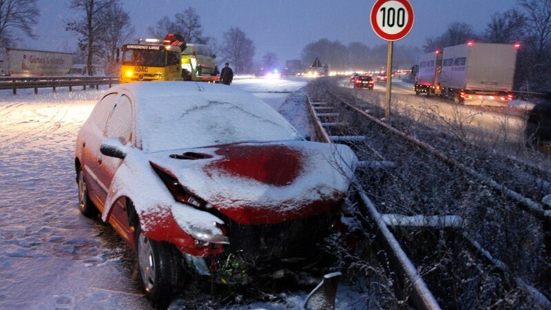 Durch den Schnee auf der A3 ist es am Montagmorgen bei Sinzing zu einem Auffahrunfall mit insgesamt vier Fahrzeugen gekommen.