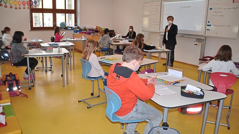 Rektor Erwin Müller (stehend vor der Tafel) in der "halben" Klasse von Lehrerin Diana März.