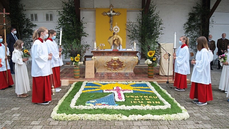 Pater Sijo spendete den eucharistischen Segen.
