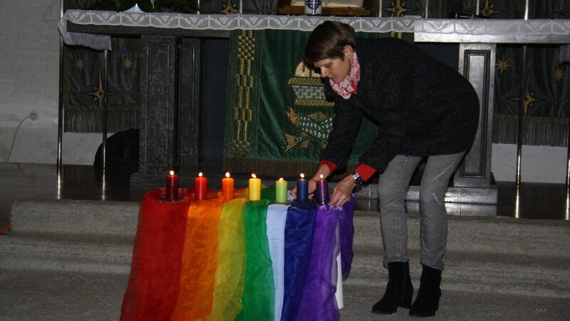 Sieben Kerzen in den Farben des Regenbogens entzündete Multiplikatorin Ulrike Zeindlmeier als Zeichen der Hoffnung beim Weltgebetstag der Frauen in der Christuskirche.