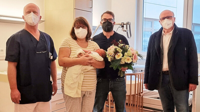 Auch Landrat Martin Neumeyer (rechts) gratulierte Familie Held zur Geburt ihrer Tochter Paula.