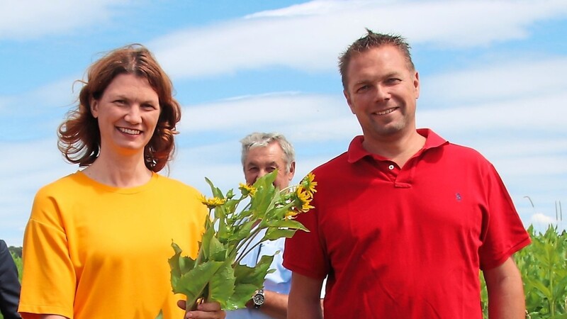 Landrätin Tanja Schweiger mit der Durchwachsenen Silphie und Landwirt Franz Habenschaden.