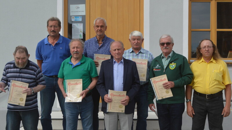 Diese Gründungsmitglieder wurden für 40-jährige Mitgliedschaft im Fischereiverein geehrt - zusammen mit Vorsitzendem Georg Schindler.