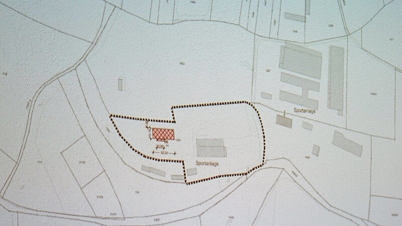 Rot eingezeichnet ist auf diesem Plan die Lage des beantragten Betriebsleiterwohnhauses in Ried, dem der Bauausschuss das gemeindliche Einvernehmen mehrheitlich verweigerte.