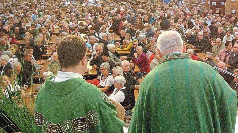 Erstmals fand der Dankgottesdienst in der Festhalle Bayernland in Konzelebration statt. Mit Pfarrer Josef Paulus und Pfarrvikar Pater Paul standen heuer zwei Geistliche am Altar.