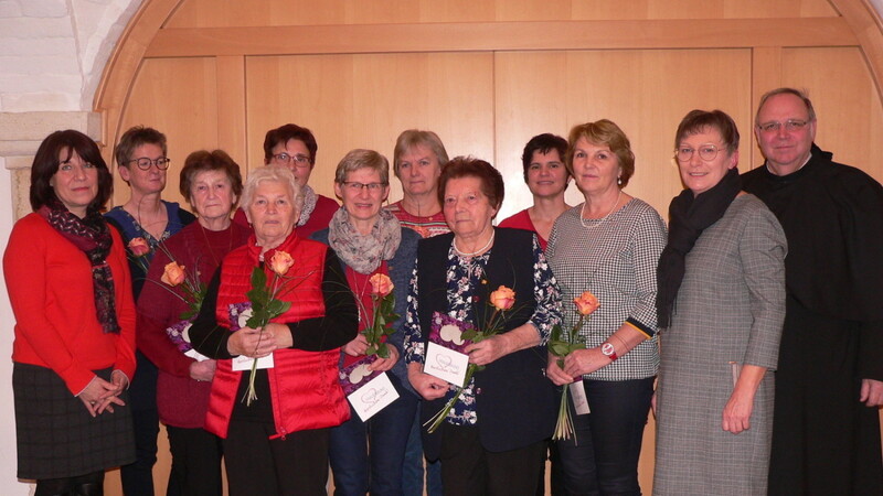 Bezirksleiterin Ilona Grabinger-Lache (2.v.r.) und Pfarradministrator Walter Csar gratulierten den Geehrten.
