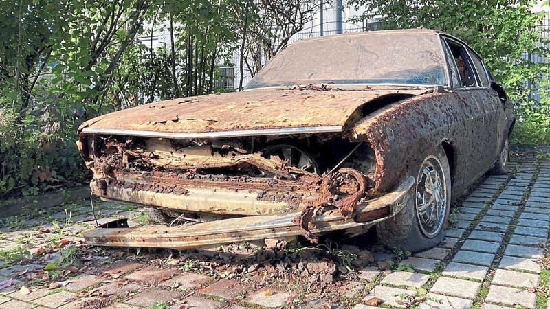 Das rostig-verschlammte "Schmuckstück" aus dem See steht derzeit noch im Hof der Polizeiinspektion Vohenstrauß. Vom Audi 100 Coupé S wurden nur rund 30 000 Exemplare produziert .