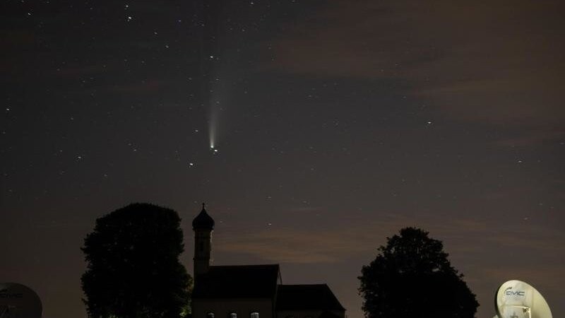 Der Komet Neowise über der Kapelle "St. Johannes der Täufer" im bayrischen Raisting. Nur alle 5.000 bis 7.000 Jahre kommt der Komet der Erde so nah, dass er mit bloßem Auge zu sehen ist.