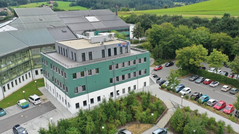 Eine gute Kombination: Das neue Gesundheitszentrum entstand direkt neben der Arberlandklinik Viechtach, auch baulich sind beide Gebäude miteinander verbunden.