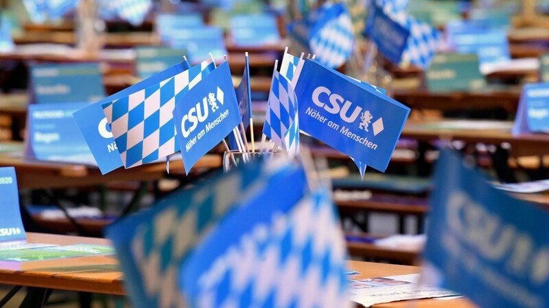 Nach zwei Jahren Pause findet der Politische Aschermittwoch der CSU in diesem Jahr wieder mit Publikum in der Drei-Länder-Halle in Passau statt.