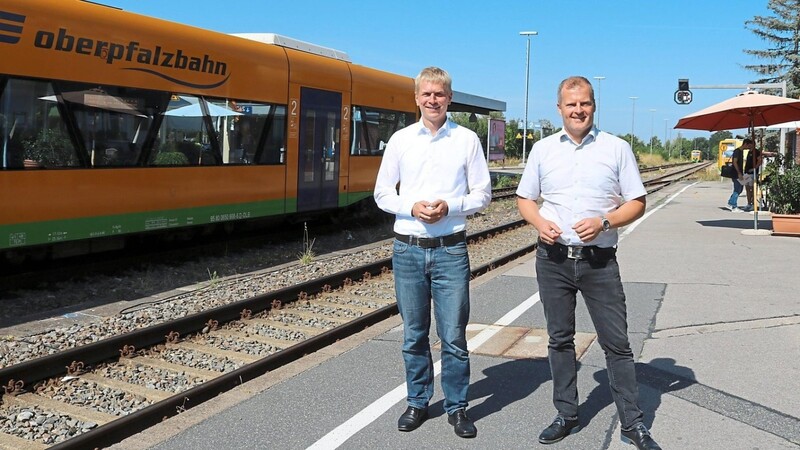 Michael Engelmann und Matthias Trykowski (rechts) planen die Metropolenbahn von Nürnberg nach Furth im Wald.