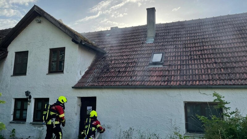 Der Atemschutzträgertrupp holte aus dem "brennenden Wohnhaus" zwei Personen.