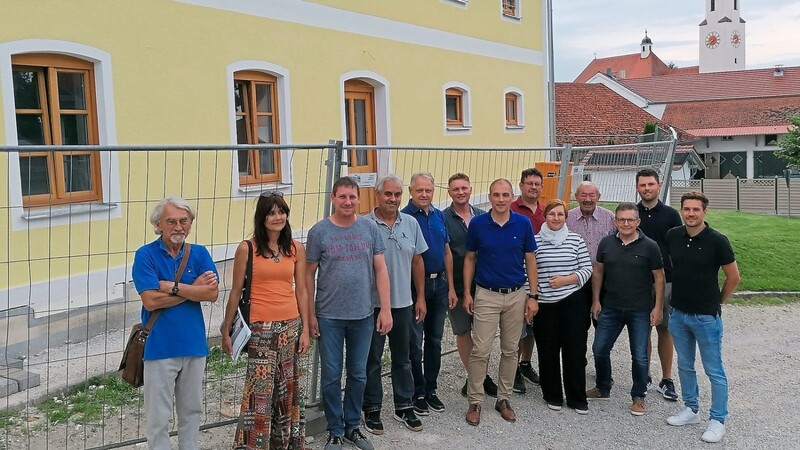 Ein Ortstermin von Gemeinderat und Architekten fand am ehemaligen Schulhaus in Hinterskirchen statt, um sich über den Baufortschritt zu informieren.