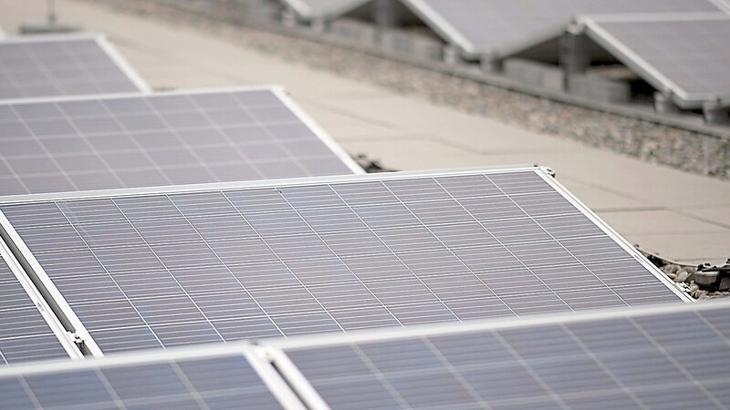 Eine Photovoltaikanlage auf einem Flachdach. Auch in Landshut gebe es Flachdächer "en masse", auf denen man weitere PV-Anlagen installieren könne, sagt Stadtrat Rudolf Schnur (CSU/LM/JL/BfL).