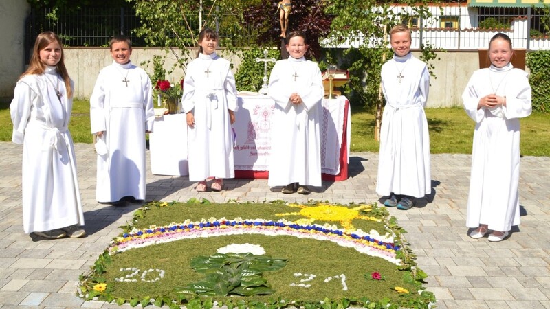 Die Kommunionkinder hatten in Oberaichbach einen herrlichen Blumenteppich ausgelegt.