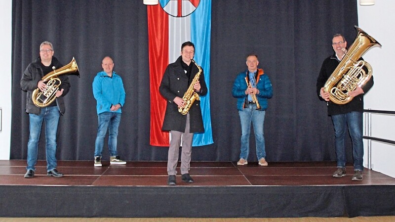 Bürgermeister Matthias Fischer (vorne mittig, daneben Othmar Pleischl und Stefan Würger) und die Vereinsbeauftragen Markus Aumer und Johann Buchmeier (hintere Reihe) üben sich schon mal an den Blasinstrumenten.