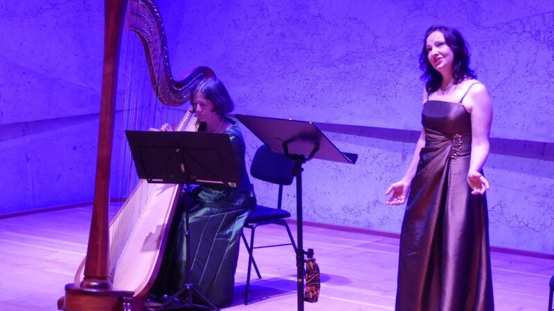 Veronika Miller-Wabra an der Harfe und Sopranistin Dagmar Spannbauer entführten das Publikum in den "Garten der Lieder".