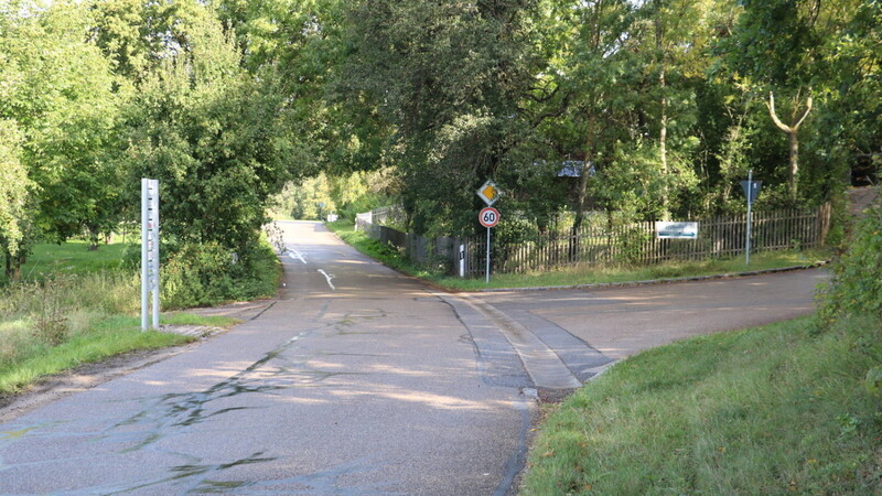 Bei Weichseldorf zweigt die Straße, von Matting kommend, nach rechts Richtung Pentling ab. Parallel dazu verläuft etwa 50 Meter weiter westlich der Geh- und Radweg.