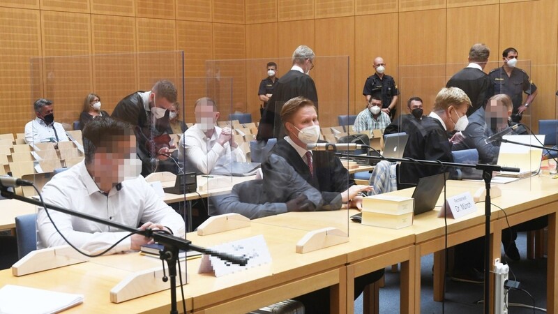 Prozessauftakt am Dienstag in Weiden: Die Angeklagten und ihre Anwälte haben Platz genommen.