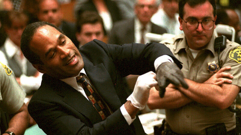 Berühmteste Prozessszene: O.J. Simpson (l.) zeigt vor Gericht, dass der blutige Handschuh, den der Doppelmörder getragen haben soll, ihm nicht passt und damit ein entlastendes Indiz darstellt.