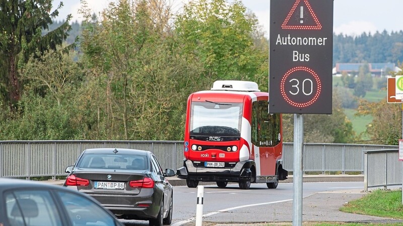 Der autonom fahrende Elektrobus pendelt seit zwei Jahren in Bad Birnbach im regulären Straßenverkehr. Nun wird die Strecke um eine Station erweitert.