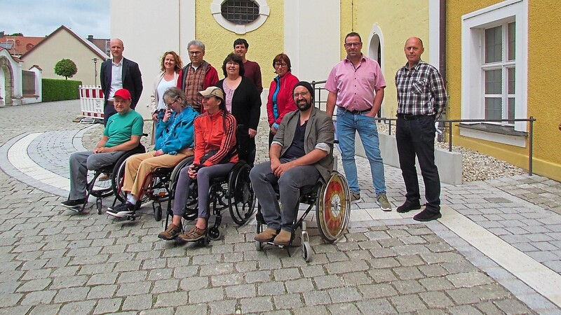 Die Gruppe testet den neuen behindertengerechten Zugang zur Kirche.