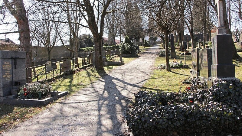 350.000 Euro sind im Haushalt 2022 für die Umgestaltung des Altens Friedhofes vorgesehen. Zunächst steht im Frühjahr eine Baugrunduntersuchung an. Dann wird entschieden, wann es los geht.