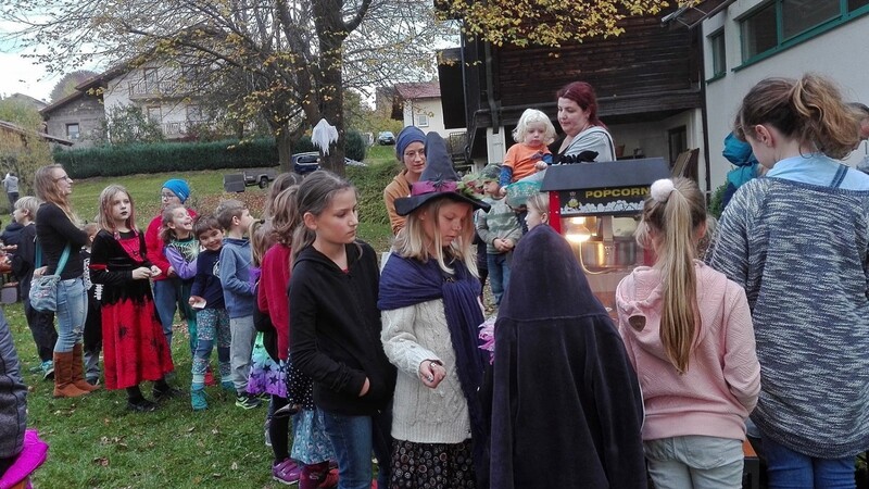"Hexen", "Gespenster" & Co. lieben "Geister-Popcorn" - In Anlehnung an Halloween durfte Klein und Groß verkleidet zum Event kommen.