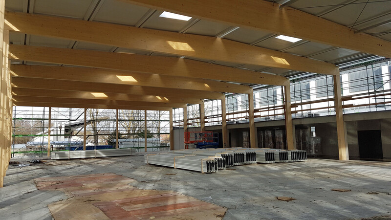 Der Bau der neuen Turnhalle im Sportzentrum West ist in den vergangenen Monaten weiter vorangeschritten. Zuletzt wurde das Dach aufgesetzt, in den kommenden Tagen sollen die Wände errichtet werden.