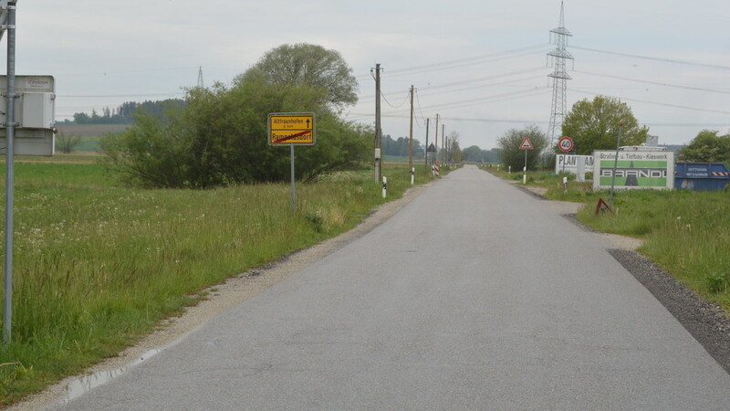 Beginnend bei der Zufahrt zu den neuen Sportanlagen hinter Rampoldsdorf soll die Gemeindeverbindungsstraße saniert und damit haltbar gemacht werden.