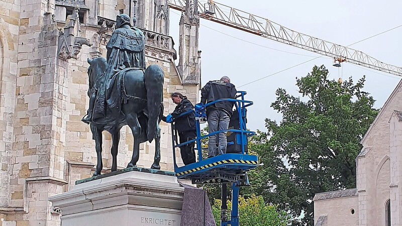 Seit Anfang der Woche laufen die Restaurierungsarbeiten am berühmten Reiterstandbild am Regensburger Dom, das den ehemaligen Bayern-König Ludwig I. zeigt.