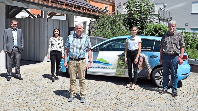 Edgar Stockmeier von der Abens-Donau Energie GmbH hat an die Vertreter der Verwaltungsgemeinschaft - von links Hauptamtsleiterin Eva Spornkraft, Josef Attenhauser, Nathalie Hofbauer und Geschäftsleiter Thomas Heidingsfelder - das Fahrzeug übergeben.