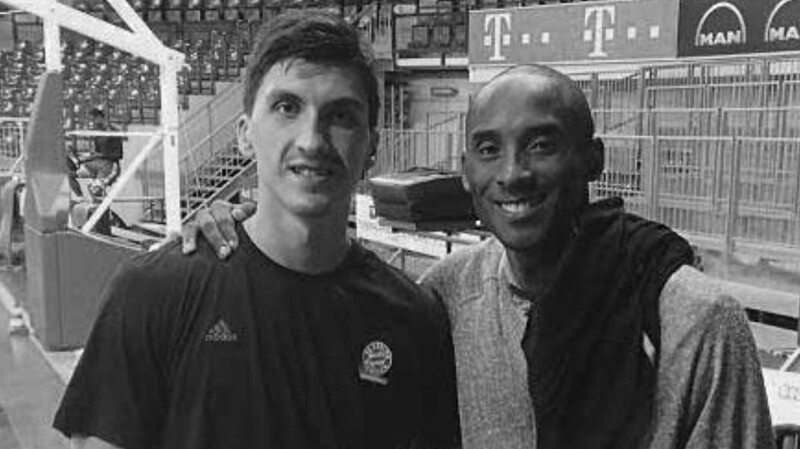 FCBB-Spieler Nihad Dedovic posiert mit NBA-Legende Kobe Bryant 2014 im Münchner Audi-Dome.