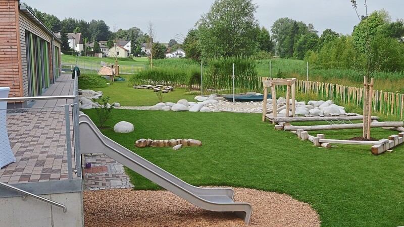 Der Garten zur Bina bietet mit den Objekten von Holzbildhauer Örni Poschmann abwechslungsreiche Spielmöglichkeiten.