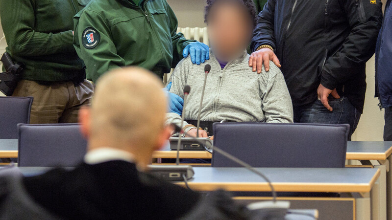 Der 22-jährige Angeklagte im Landgericht Regensburg. (Archivfoto: Armin Weigel/dpa)