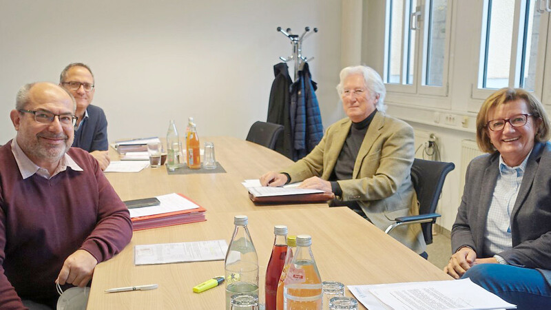 GeWoGe-Vorstände Helga Gierl, Klaus Pohl und Thomas Rapp mit Geschäftsführer Peter Wimmer (von rechts)