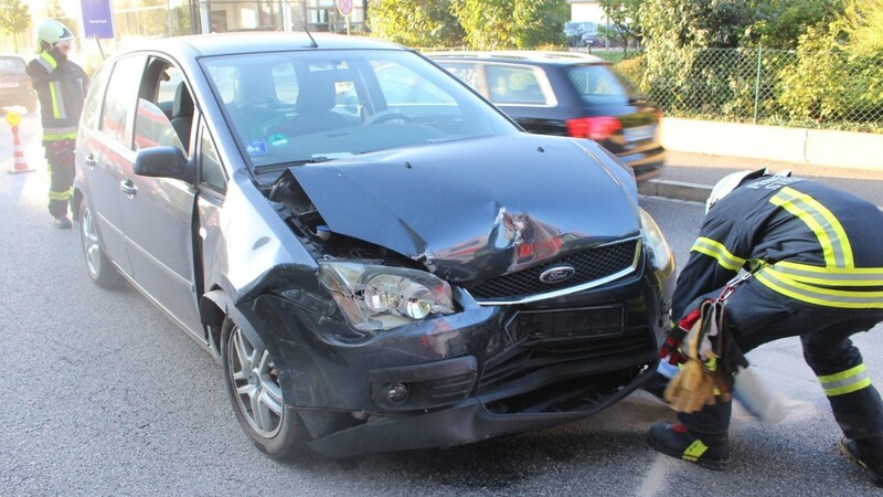 Die Wucht des Aufpralls schleuderte den Opel des 31-Jährigen gegen ein weiteres Auto.