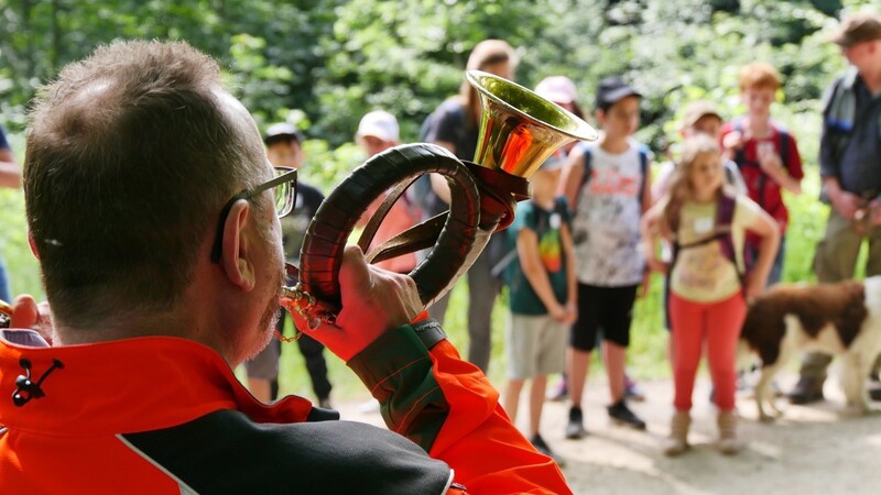 Mit allen Sinnen: Bei den Waldjugendspielen auf der Rusel bekamen die Kinder auch zu hören, wie ein Jagdhorn klingt.