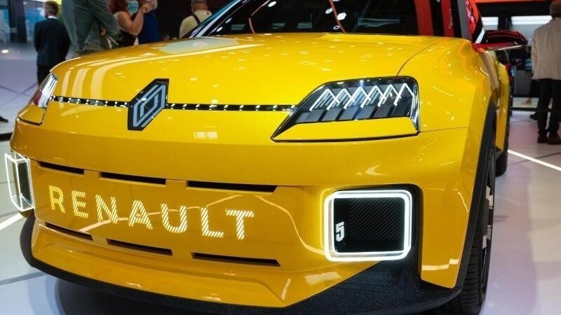 Ein Renault 5 steht während der Internationalen Automobil-Ausstellung an einem Messestand.