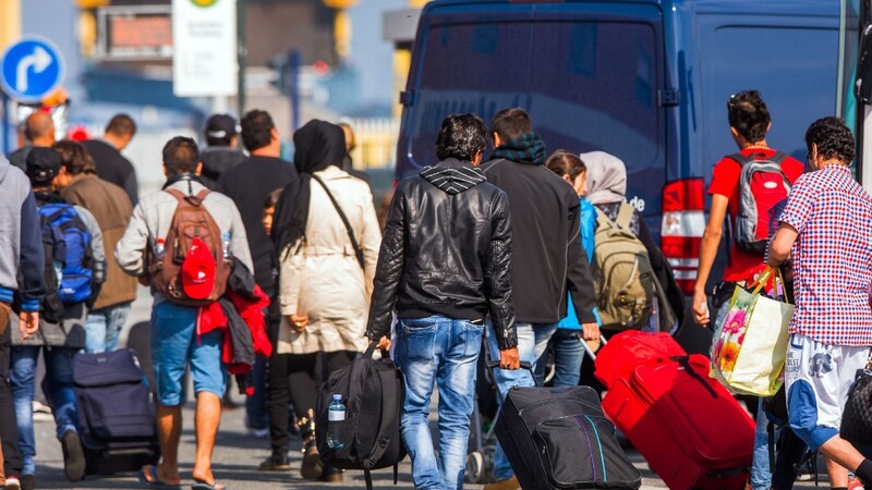 Annäherung der Unionsparteien in der Flüchtlingspolitik: CSU und CDU haben sich darauf verständigt, "Transitzonen" einzurichten.