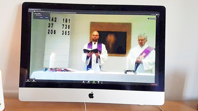 Messe am Bildschirm: Das Ostermahl weihen Pfarrer wie Thomas Winderl aus Furth heuer aus der Ferne.