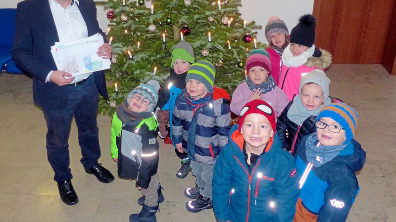 Eine Delegation der Kindergartenkinder überreichte Bürgermeister Hieninger ihre Vorstellungen und Wünsche für den neuen "Baumhaus"-Kindergarten.