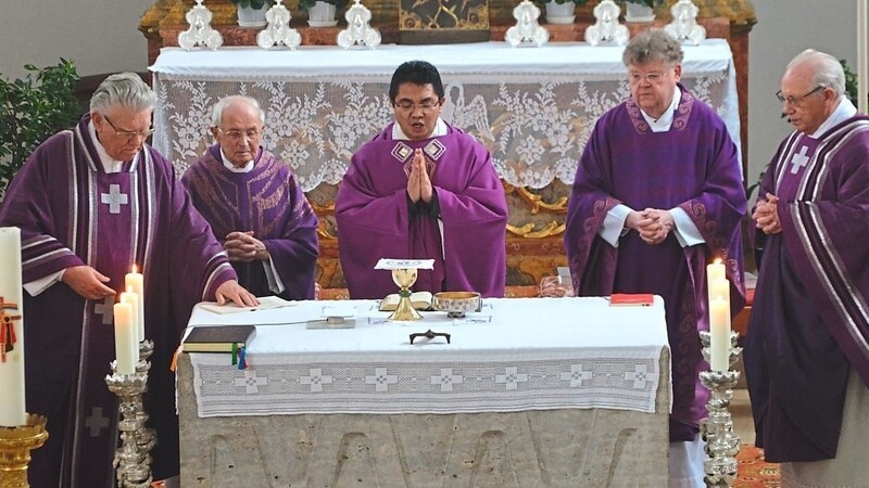 Der Altar war beim Requiem für Therese Wallner von fünf Priestern umgeben.